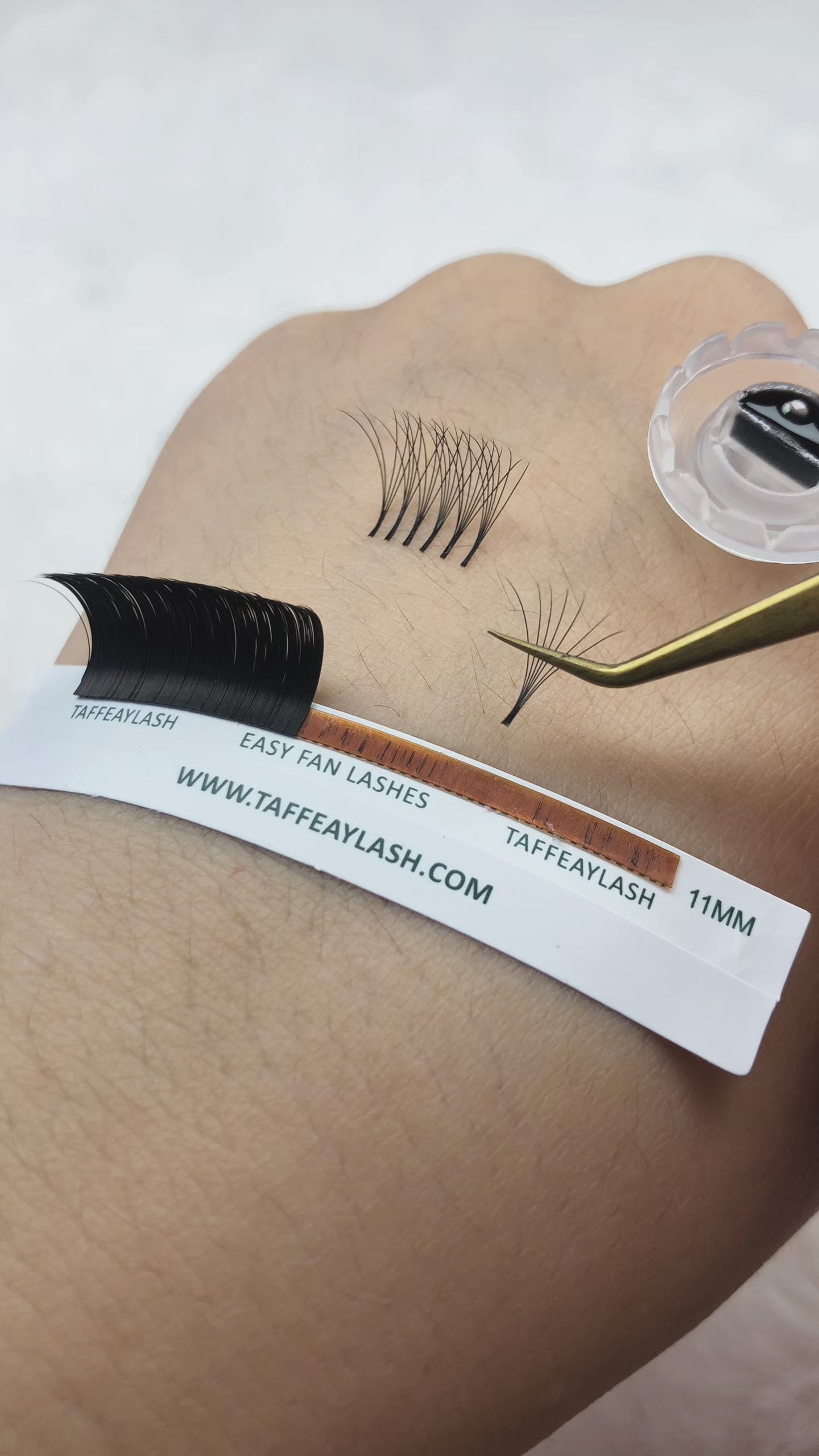 0.05MM Easy Fan Super Matte Black Volume Lashes Extensions (16 Rows)